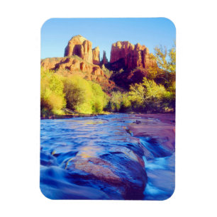 Ímã Cathedral Rock refletindo no Oak Creek, Arizona