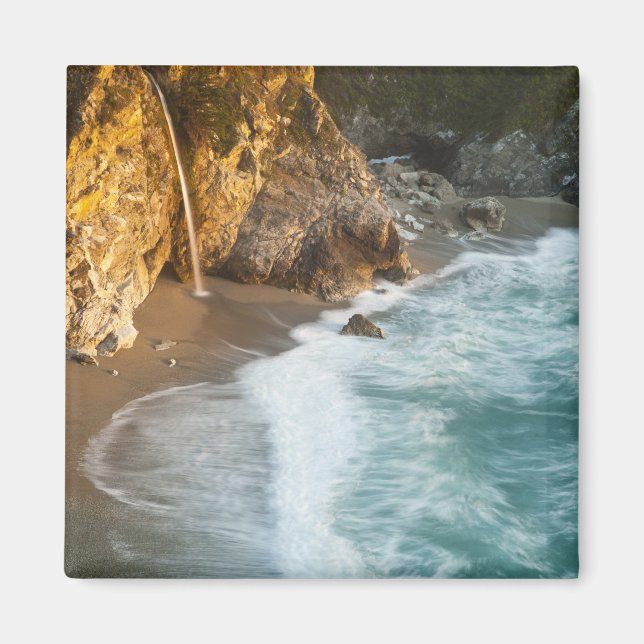 Imã Cenário de McWay Falls deságua na praia e (Frente)