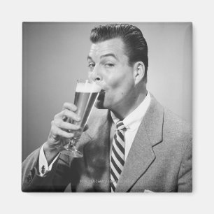 Imã Cerveja do bebendo do homem de negócios