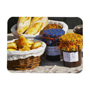 Ímã Cesta com croissants e pães de chocolate.