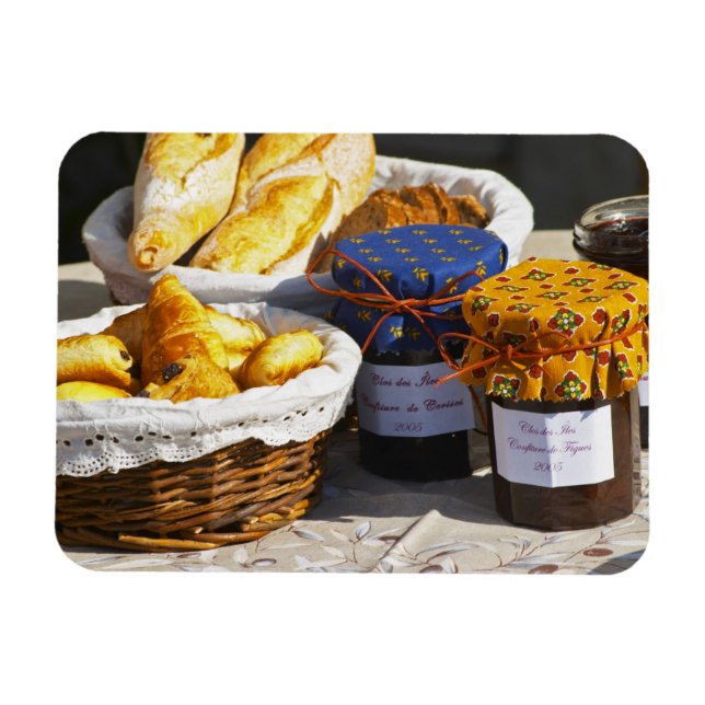 Ímã Cesta com croissants e pães de chocolate. (Horizontal)
