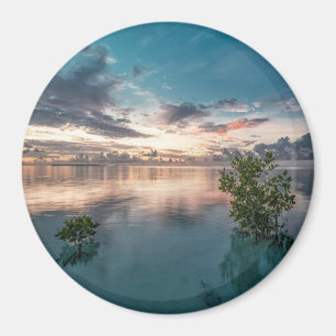 Imã céu azul com nuvens vermelhas e escuras refletidas