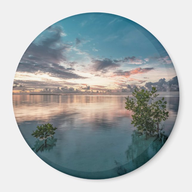 Imã céu azul com nuvens vermelhas e escuras refletidas (Frente)