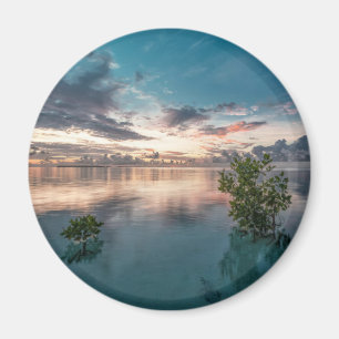 Imã céu azul com nuvens vermelhas e escuras refletidas