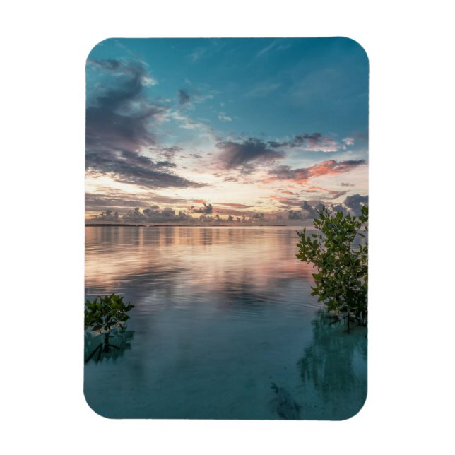 Ímã céu azul com nuvens vermelhas e escuras refletidas (Vertical)