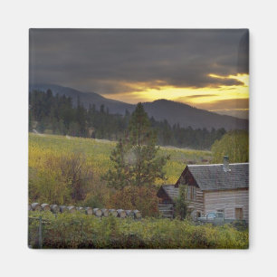 Imã Céu do pôr do sol sobre vinhas e cabana de toras h