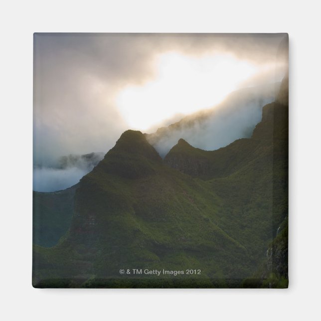 Imã céu dramático sobre as montanhas centrais da (Frente)