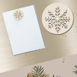 Imã Champagne Snowflake Magnet<br><div class="desc">Elevem o seu decoro de Natal com este Magneto Feriado de Neve Champagne. Este ímã redondo apresenta um floco de neve de ouro embebido em champanhe, incríveis, voltado para chamar a atenção e adicionar um toque de sofisticação a qualquer superfície magnética. O intrincado design e brilho fazem dele um ponto...</div>