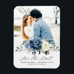 Ímã Champanhe Azul Dusty Marinho Ivory Salvar Data<br><div class="desc">Imã salve a data floral azul-poeirento, com buquê elegante de azul marinho, azul real, branco, ouro, marfim de champanhe, rosa de cor azul escamoteada, botões de flores ranunculus e folhas de eucalipto verde-sábio e buquê de aquarela elegante. Entre em contato comigo para obter ajuda sobre a personalização ou se você...</div>