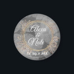 Imã Chic Feather Floral Wreath Wedding<br><div class="desc">Penas de prata chic num pano de fundo prateado shimerso combinado com uma coroa floral dourada elegante onde você pode personalizá-la para o seu evento criando vibrações românticas de festa de casamento. Parte da Coleção de Presentes de Na moda Trendy.</div>
