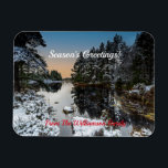 Ímã Christmas Winter Scottish Loch<br><div class="desc">Um ímã flexível do Natal Cênico Escocês de inverno de um arco mágico escocês na Floresta Rothiemurchus no Parque Nacional do Cairngorms, durante um belo pôr do sol de inverno. Uma área de beleza natural excepcional. A carta apresenta um espaço cercado por uma floresta de pinheiros coberta de neve A...</div>