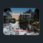 Ímã Christmas Winter Scottish Loch<br><div class="desc">Um ímã flexível do Natal Cênico Escocês de inverno de um arco mágico escocês na Floresta Rothiemurchus no Parque Nacional do Cairngorms, durante um belo pôr do sol de inverno. Uma área de beleza natural excepcional. A carta apresenta um espaço cercado por uma floresta de pinheiros coberta de neve A...</div>