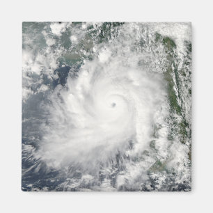 Imã Ciclone Giri se move em terra sobre a Birmânia