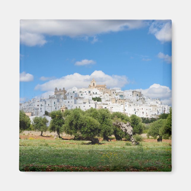 Imã Cidade branca de Ostuni com oliveiras, ímã Puglia (Frente)
