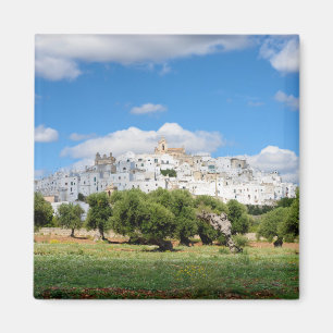 Imã Cidade branca Ostuni com oliveiras, ímã de Pugli