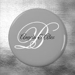 Imã Cinza Monograma de Script de Rico Preto e Branco<br><div class="desc">Ímanes de casamento com um monograma minimalista de casal em um roteiro de caligrafia de rico em preto-e-branco sobre uma cinza moderna. Para nomes mais curtos, aumente o tamanho da fonte dos nomes da noiva e do noivo e seus nomes iniciais. Personalize os estilos e cores modernos da letra da...</div>