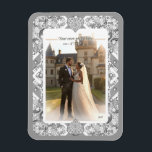 Ímã Cinzas de rendas cerâmicas<br><div class="desc">Impressão de rendas adicionado a um efeito cerâmico para esse padrão fino com algumas tintas de pérolas ou cabochões (desenhados). Um estilo original elegante e trabalhado. Aqui na cinza clara, que dá um estilo romântico, este padrão também existe em preto, azul claro e azul de Grécia em outras de minhas...</div>