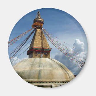Imã Circunambulando pela Stupa Boudha