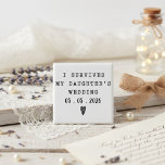 Imã Citação de Sobrevivência ao Casamento da Filha Com<br><div class="desc">Mantenha a alegria e o humor do casamento da sua filha à mão com este ímã elegante. Com a frase “Sobrevivi ao Casamento da Minha Filha” em negrito e uma data personalizável, ele transforma espaços cotidianos em um lembrete sentimental de amor, orgulho e risadas. Perfeito para geladeiras, armários ou quadros...</div>