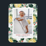 Ímã Citrus e Winter Greenery - Foto de Natal<br><div class="desc">Feliz Natal! Dê cartões de natal quentes à sua família e amigos com este ímã fotográfico personalizável de fotos de Natal. Apresenta um padrão botânico de cor d'água de citros, fatias de limão, verde e sagrado. Personalize este ímã de fotos de Natal com aquarela adicionando seus detalhes. Este ímã de...</div>