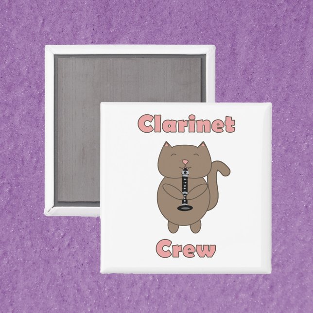 Imã Clarinet Crew Rosa Gato Castanho Engraçado (A magnet featuring a cute brown cat playing the clarinet and the words clarinet crew in pink.)