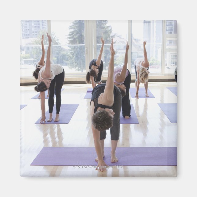Imã classe que pratica yoga com instrutor em um (Frente)