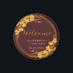 Imã Clássico Burgundy e Dourado Casamento Floral bem-v<br><div class="desc">O ímã de boas-vindas do Classy Burgundy & Dourado Floral Wedding tem um fundo burgundy escuro que é enfeitado com um intrincado padrão floral verde de ouro e com tipografia moderna. A combinação da burgundia rica com o ouro shimmering cria uma estética elegante e luxuosa. iga o exemplo da página...</div>