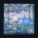 Imã Claude Monet - Lírios Água, 1919<br><div class="desc">Monet painting of Water Lily,  1919,  imã de geladeira. VIRGINIA5050,  produtos e presentes personalizados em www.zazzle.com/virginia5050*,  PaulKleeGiftShop,  InternationalGifts,  RetirementGiftStore,  BirthdayGiftStore,  ILoveGiftStore e FloridaGiftStore.zazzle.com/FloridaGiftStore.</div>