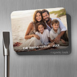 Ímã Cobertura Simples de 1 Cheio Fotográfico - Sobrepo<br><div class="desc">Use uma foto horizontal ou horizontal e faça um ímã de fotos único e moderno. Este design mínimo moderno inclui uma fotografia com texto para adicionar nomes e texto. Se precisar mover alguma coisa,  clique no botão personalizar para fazer alterações.</div>