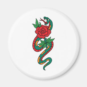 Imã Cobra molhado em torno de uma arte de tatuagem Ros