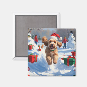 Imã Cockapoo Correndo na Neve com Chapéu de Natal