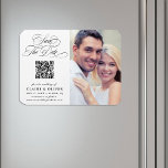 Ímã Cód. QR da caligrafia romântica Salvar a data Foto<br><div class="desc">Este roteiro romântico salve a data em que o imã é perfeito para um casamento simples. A design minimalista a preto e branco apresenta uma elegante e romântica inscrição caligráfica suave com um código QR e uma fotografia. Para uma personalização mais avançada deste design, clique no BOTÃO FERRAMENTA DESIGN AZUL...</div>