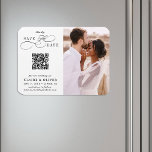 Ímã Código QR de Script Romântico Suave Salva a Data F<br><div class="desc">Este roteiro romântico salve a data em que o imã é perfeito para um casamento simples. A design minimalista a preto e branco apresenta uma elegante e romântica inscrição caligráfica suave com um código QR e uma fotografia. Para uma personalização mais avançada deste design, clique no BOTÃO FERRAMENTA DESIGN AZUL...</div>