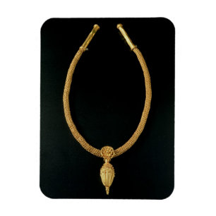 Ímã Colar Dourado com o pendente da bolota de Monte