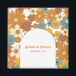Imã Colorida Retro Flowers Casamento em Arco dos anos<br><div class="desc">Um lindo padrão tridimensional inspirado nos anos 70 com arco. Uma safra minimalista parece um favor de casamento com padrões de entalhe e paleta de cores retrógrada para quem ama padrões de entalhe, margaridas florais e designs de paleta de cores retrógradas. Os convites de casamento e outros artigos de papelaria...</div>