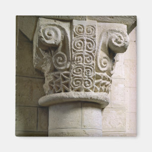 Imã Coluna cinzelada decorada com croziers e espirais