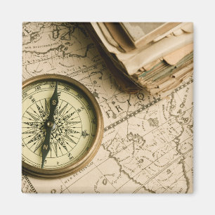 Imã Compasso velho sobre o mapa antigo
