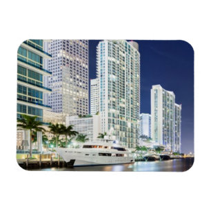 Ímã Construções ao longo do rio Riverwalk de Miami