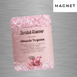 Ímã convite de luxo carruagem rosa chá de panela<br><div class="desc">Um fundo cor-de-rosa pincelado decorado com faíscas falsas,  confetti e uma carruagem rosa romântica vintage. Personalize e adicione seu nome,  detalhes da festa.</div>