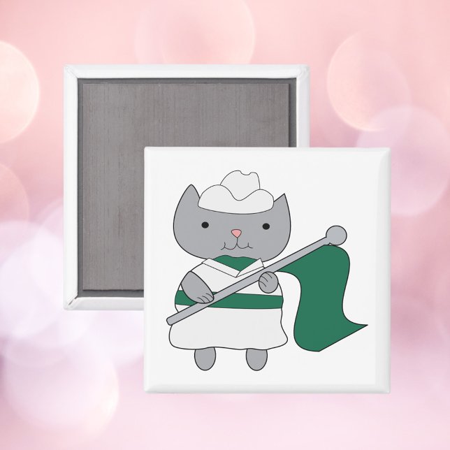 Imã Cor Guarda Verde e Branco (A cute magnet with a gray cat in a green & white color guard outfit.)