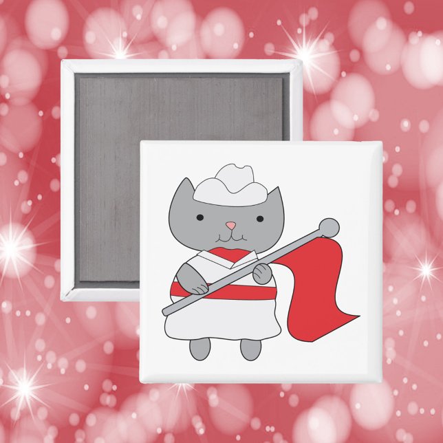 Imã Cor Guarda Vermelho Branco (A magnet featuring a gray cat in a red and white color guard uniform.)