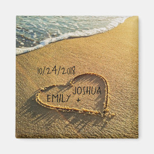 Imã Coração na praia tropical de areia