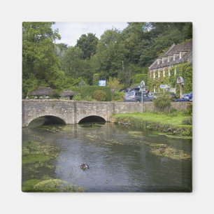 Imã Córrego de truta na vila de Bibury,