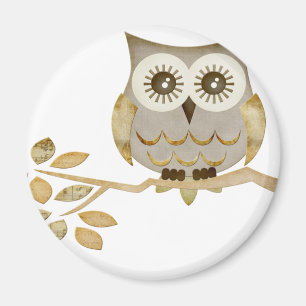 Imã Coruja larga dos olhos na árvore