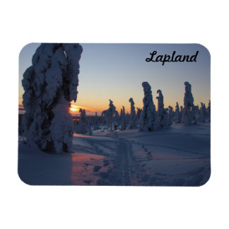 Ímã Couché de soleil sur la forêt enneigée en Laponie