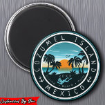 Imã Cozumel México Scuba Diving Sunset Souvenir 80<br><div class="desc">Cozumel México Retro Sunset Merging Souvenir 80s Retro Tropical Palm Tree 60s Souvenirs Vintage design faz um excelente de Natal ou presente de aniversário para fãs da praia de Cozumel. A design de vibração do verão é um presente perfeito para amantes de viagem e fãs de mergulho tropical. - Você...</div>