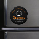 Imã Criador de Graduação de Faculdade de Direito de La<br><div class="desc">Este moderno íman de graduação de direito personalizado negro e laranja mantém a tipografia clássica para uma classe de formando de 2024. Personalize com o seu ano de graduação sob as escalas brancas de justiça para um advogado comemorativo personalizado ou presente de advogado.</div>