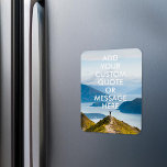 Ímã Crie sua própria cotação<br><div class="desc">Crie seu próprio ímã de cotação personalizado. Personalize este ímã com a tipografia moderna minimalista e a paisagem da natureza das montanhas.</div>