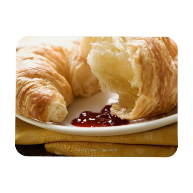 Ímã Croissant com geleia num prato (Horizontal)