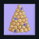 Imã Croquembouche Choux Bun Cream Puff Bolo Casado<br><div class="desc">Design apresenta uma ilustração original de um croquembouche, um bolo de casamento francês tradicional feito com bolos de pastelaria de choux (sopros de creme), guarnecido com flores pansy roxas. Ideal para um casamento, chá de panela ou festa de noivado, ou para a noiva ser ou para uma festa noiva. Não...</div>